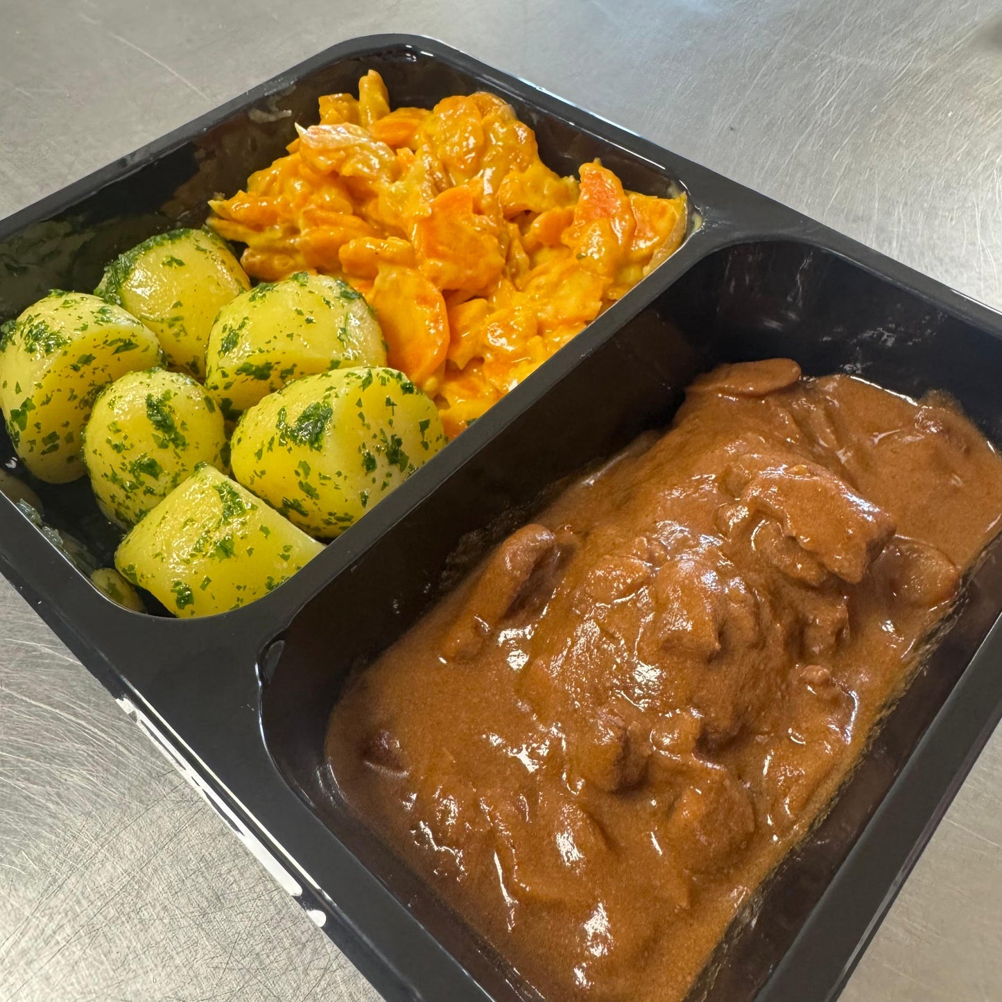 Thursday 28/08: Ardennes-style chicken breast, creamed carrots and parsleyed apples