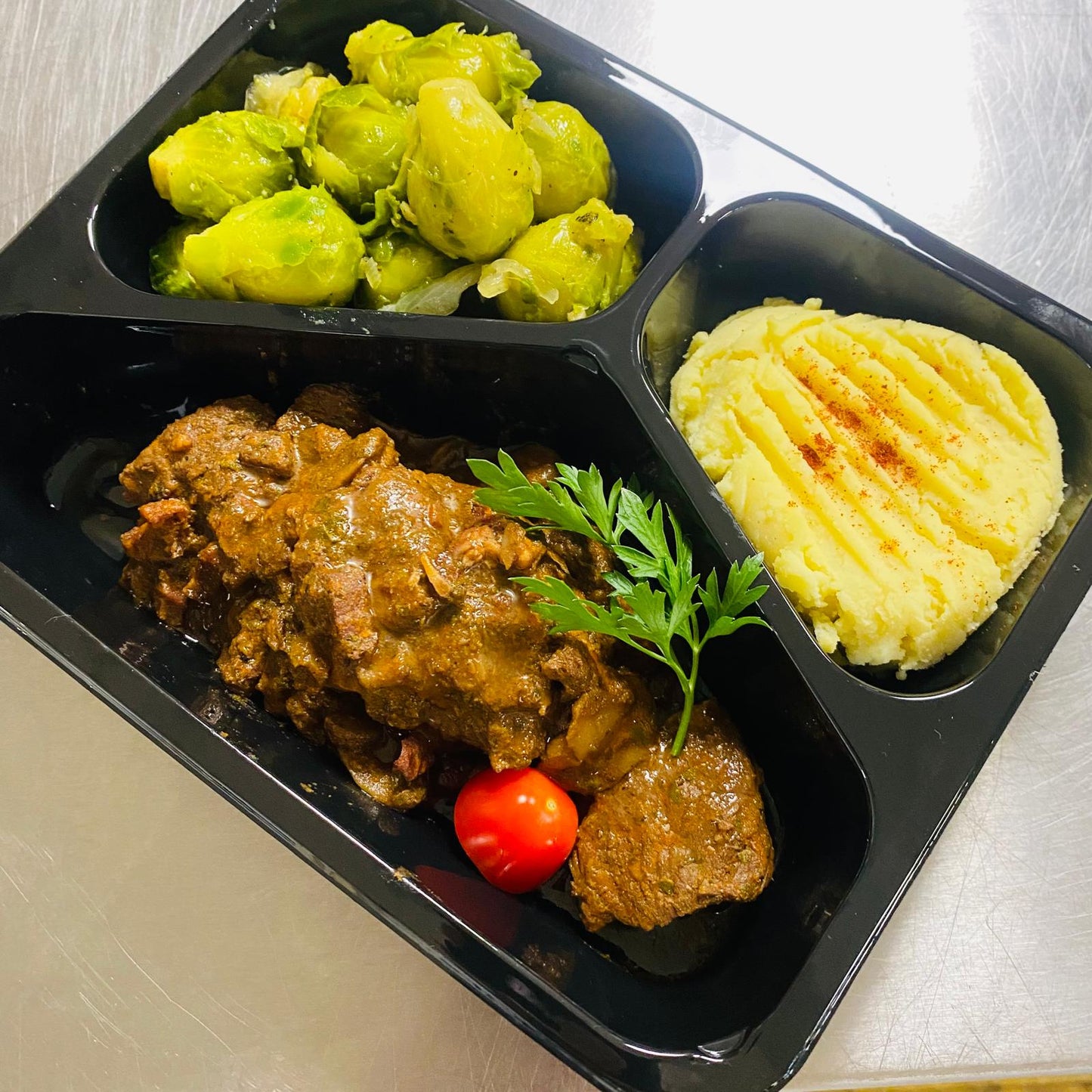 Jeudi 04/09: Bœuf bourguignon, choux de Bruxelles et purée de pommes de terre