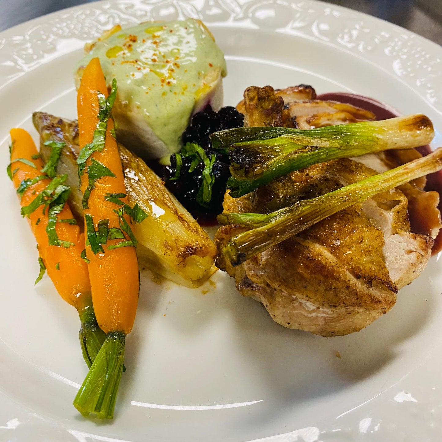 Jeudi 18/09: Suprême de pintadeau au parfum de cassis et sa compote, chicon et carottes glacées, gratin de pommes de terre au chou rave