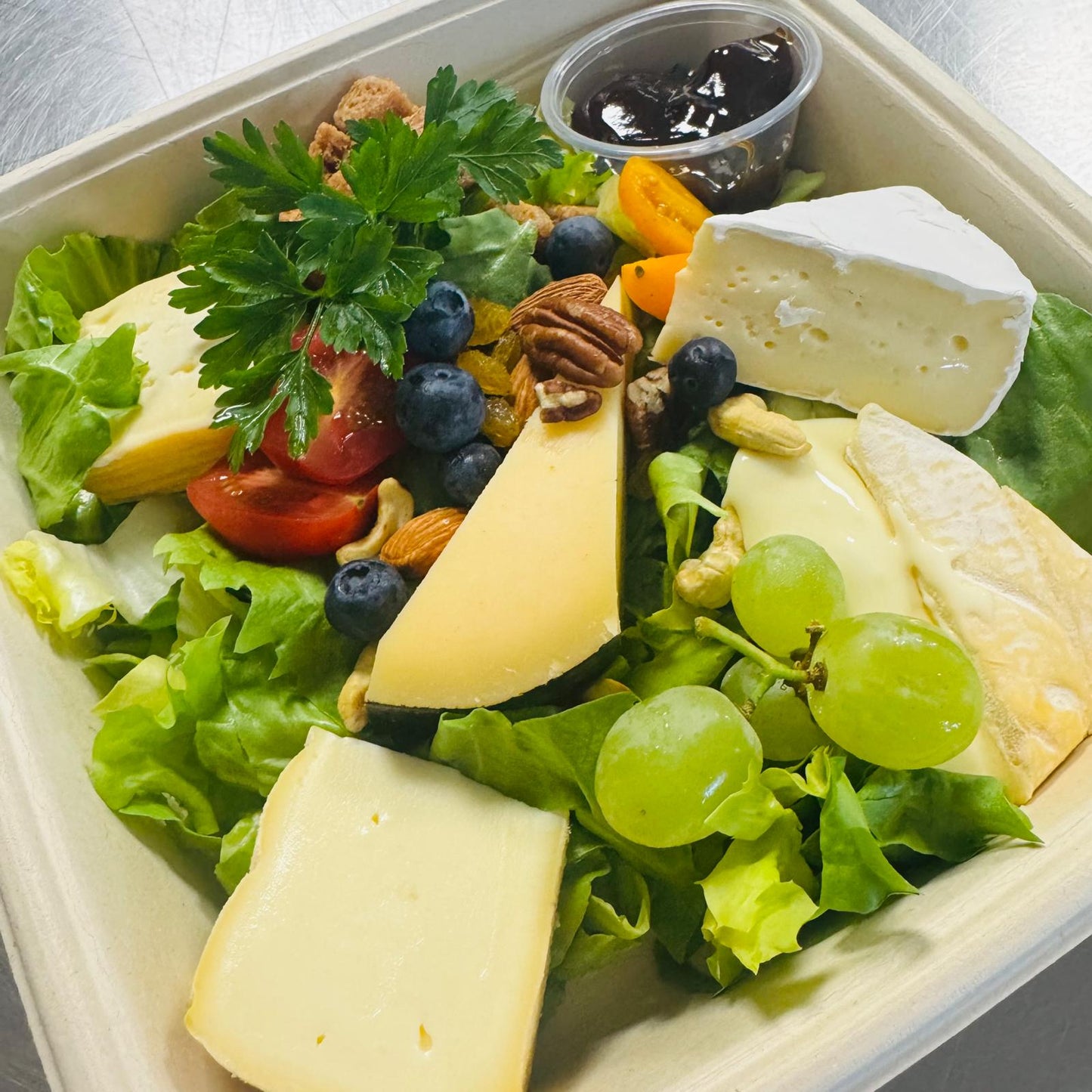 Mardi 10/03: Assortiment de fromages belges et français, sirop de Liège et garnitures