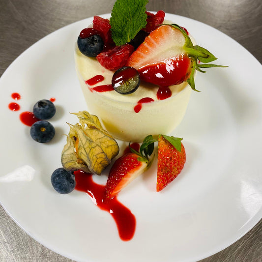Donderdag 06/11: Kokosblancmange met rode vruchten en garnituren
