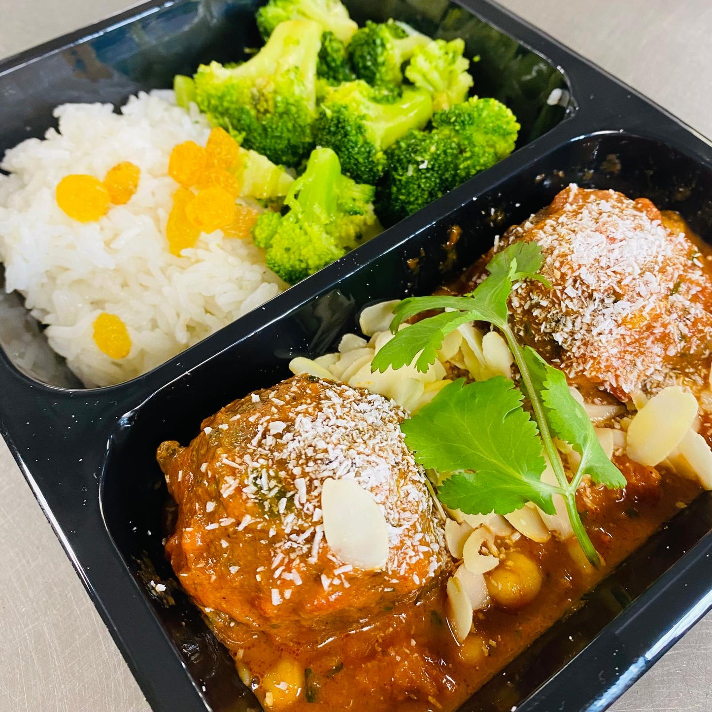 Jeudi 19/03: Boulettes de bœuf à l’indienne, brocoli et riz basmati