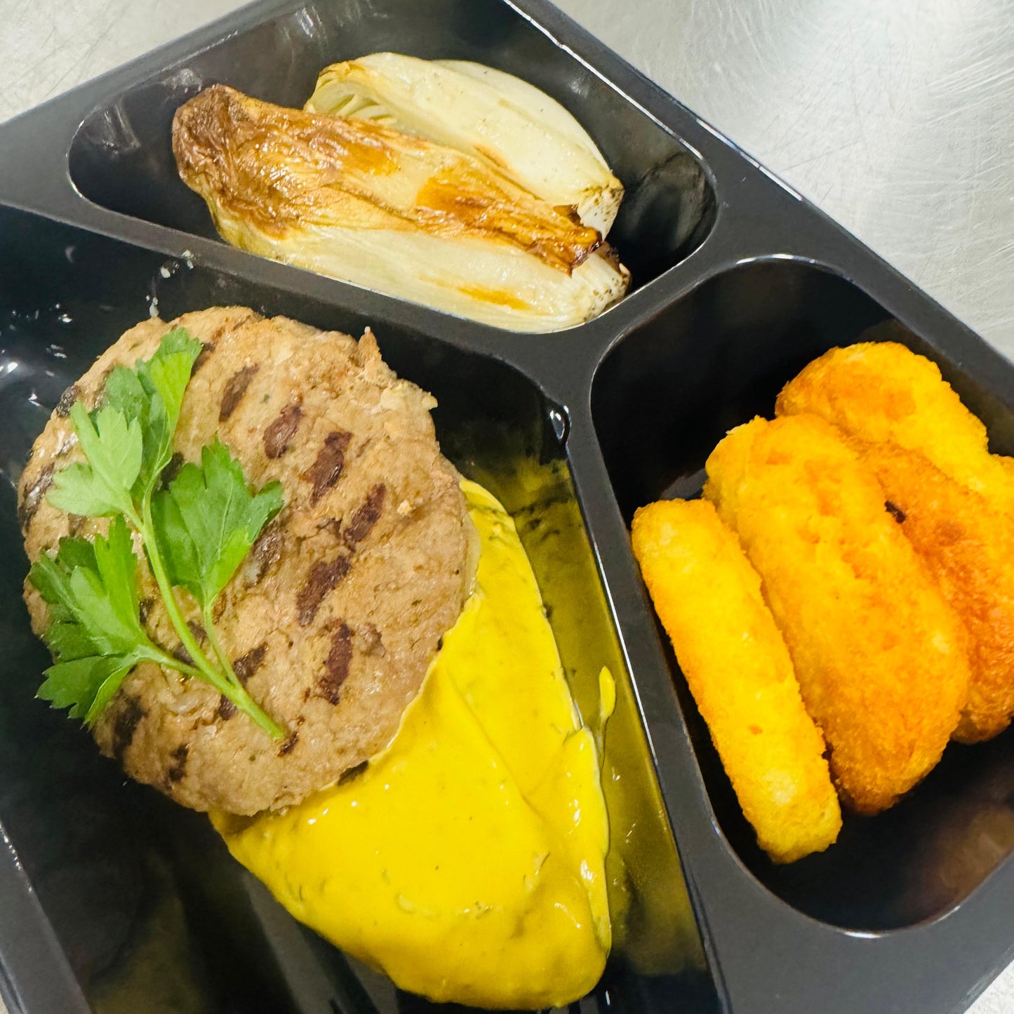 Thursday 11/12: Beef burger, béarnaise sauce, endive and rösti potatoes