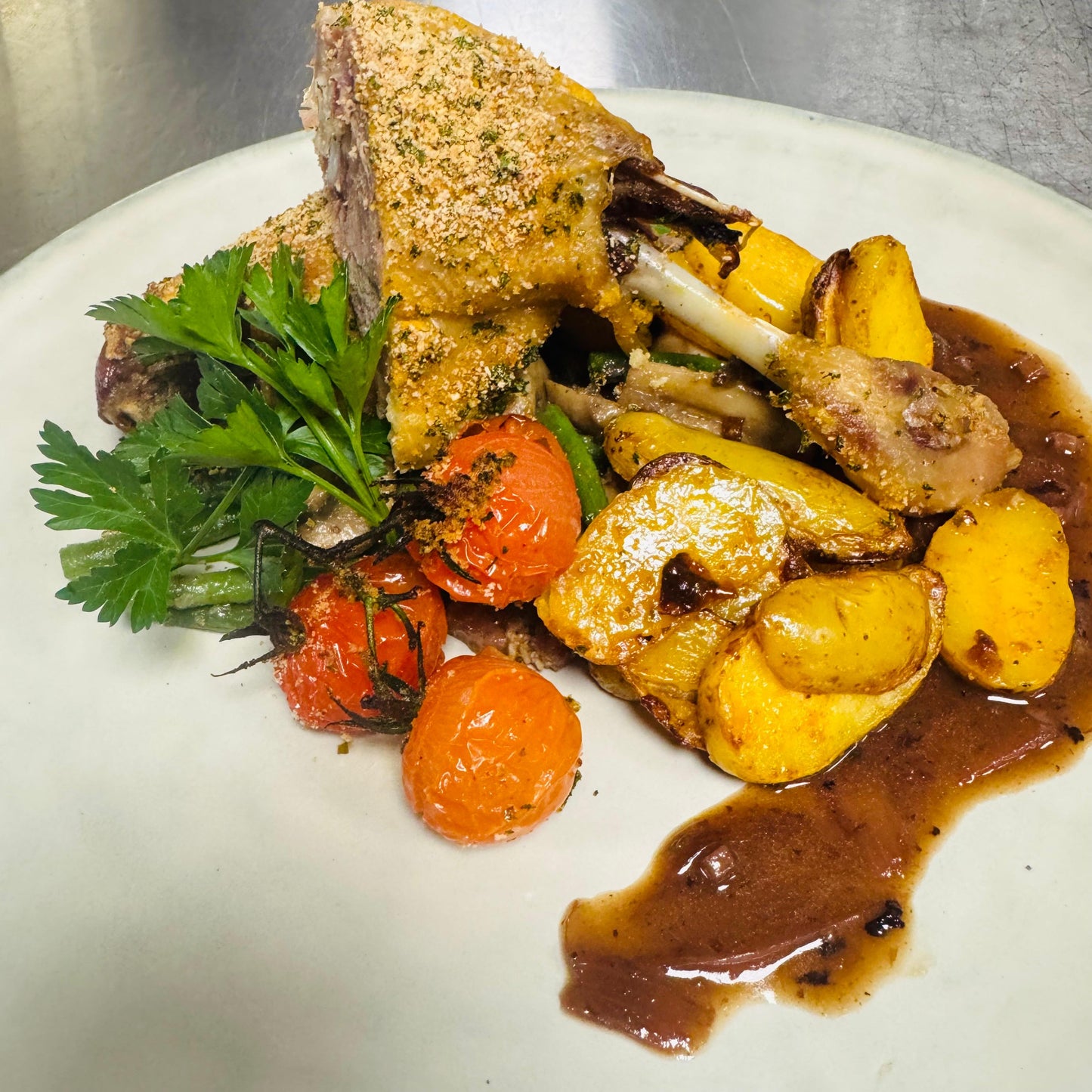 Jeudi 18/12: Cuisse de canard en persillade, réduction au Porto et échalotes,  poêlée campagnarde, pommes de terre sarladaises