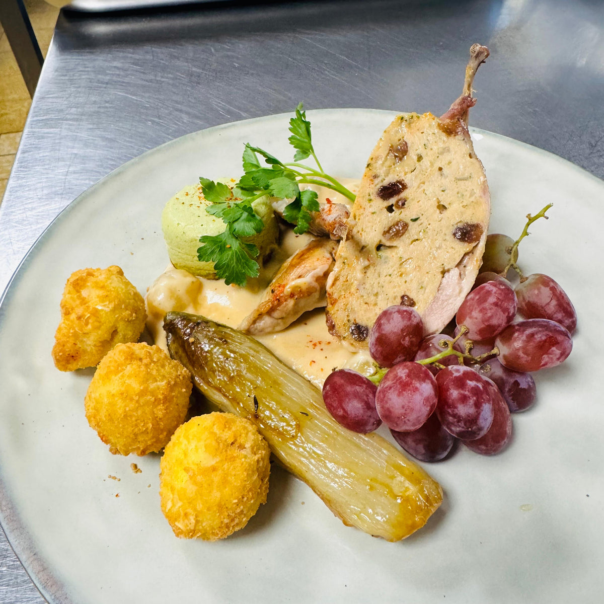 Jeudi 08/10: Duo de cailles (farcie et confite) à la vigneronne, flan de brocoli, chicon braisé  et pommes amandines