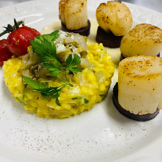 Donderdag 04/09: “Tussen land en zee”: sint-jakobsschelpen en bloedworst, Noilly Pratt-saus, geraspte witlof en risotto