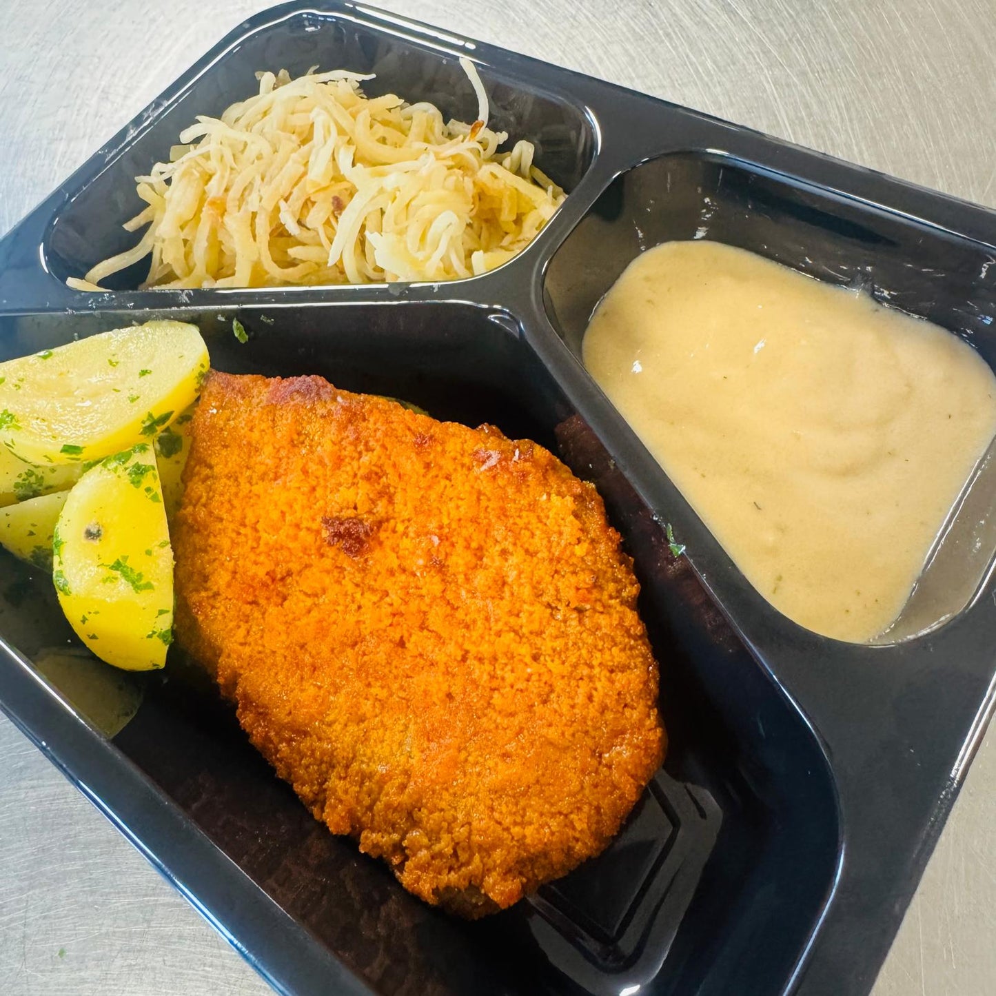 Mardi 01/09: Escalope de bœuf panée, sauce au Roquefort,  duo de raves (céleri et chou) au four, pommes persillées