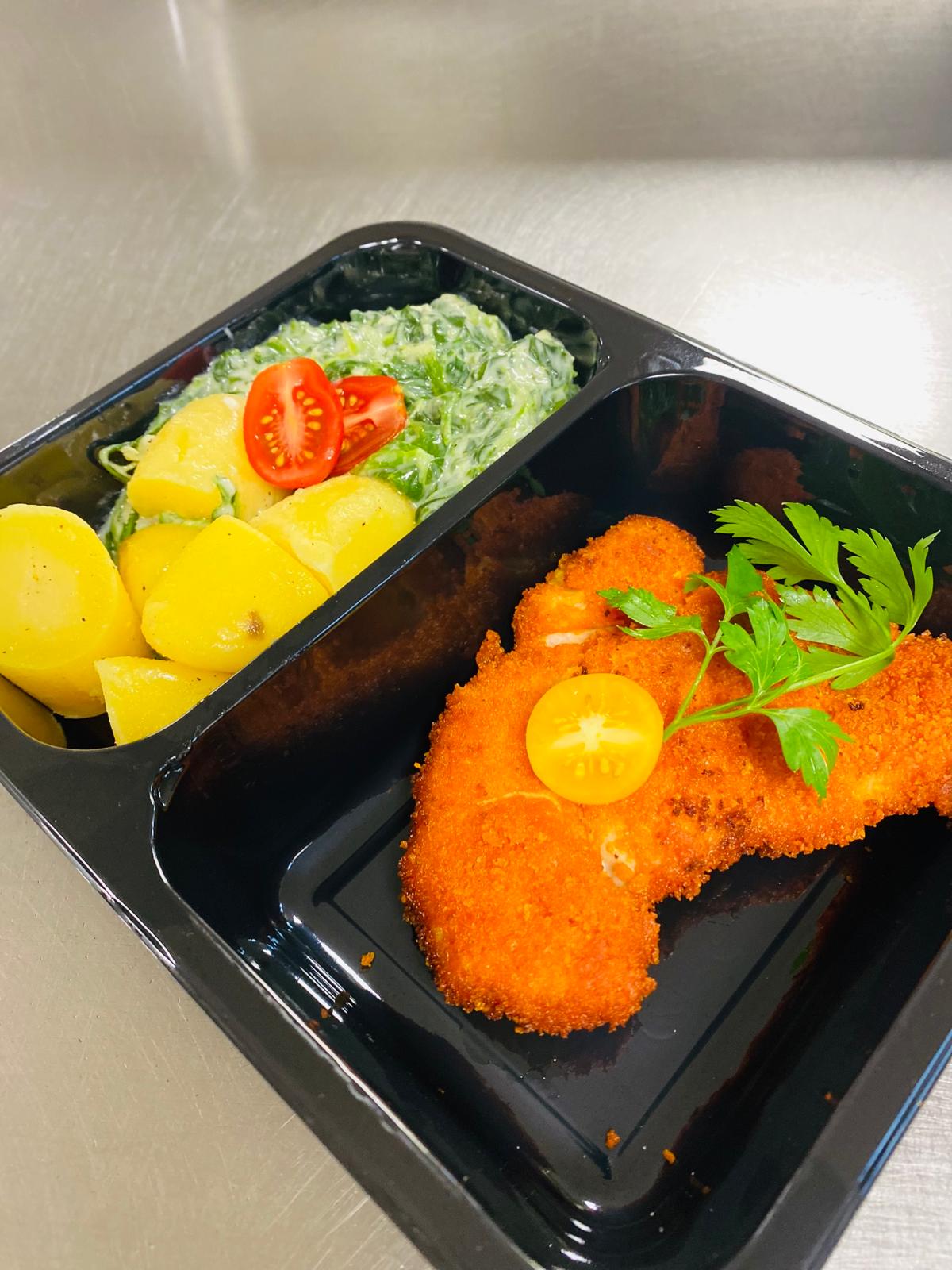 Mardi 15/10:  Escalope de dinde panée, épinards à la crème et pommes nature