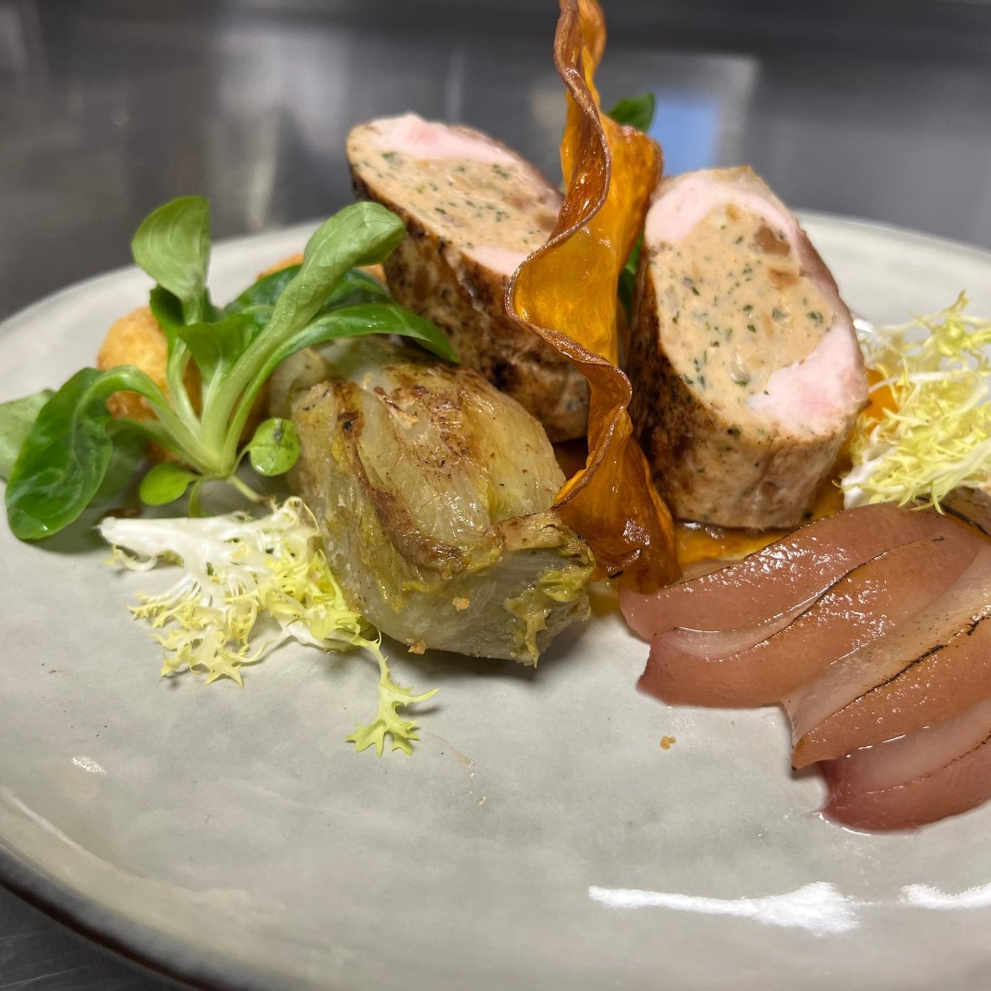 Nieuwjaarsdag: Gerecht: Fazantenfilet gevuld met gedroogd fruit, mangochutney, gestoofde witlof, in rode wijn gepocheerde peer en amandelaardappelen