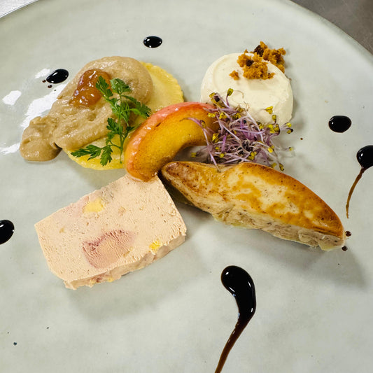 Nouvel An: Entrée: « Foie gras de canard en fête » : Foie gras poêlée, en terrine, panna cotta et raviole, garnitures et brioche