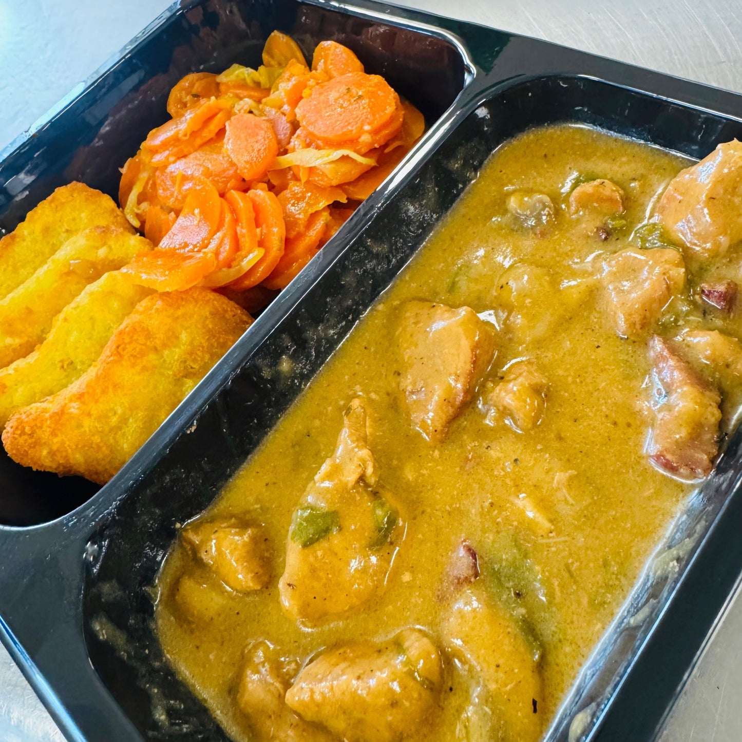 Donderdag 28/05: Varkensstoofpot op Normandische wijze, wortelen en rösti