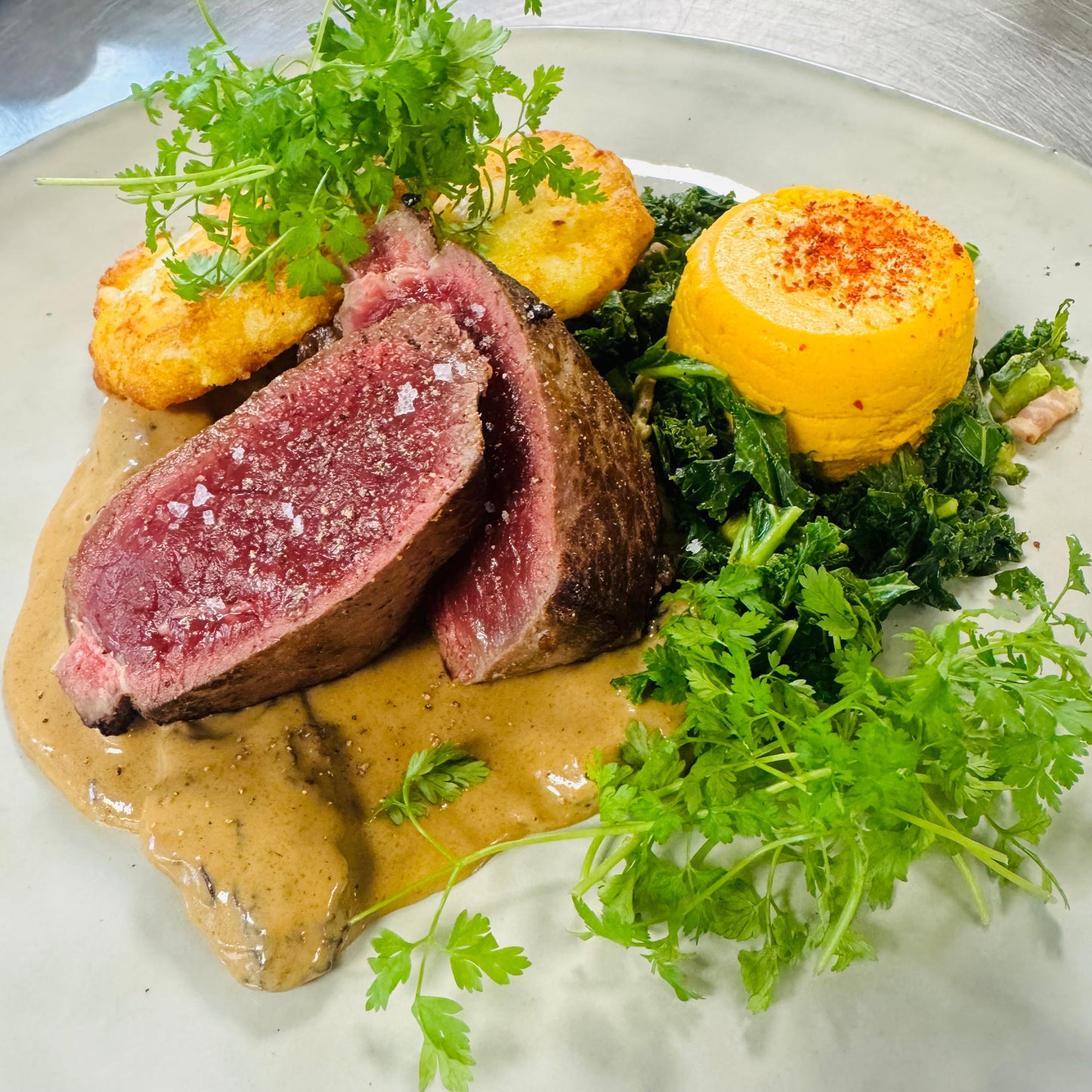 Jeudi 22/01: Noisette de cerf aux morilles, flan de carottes et céleri-rave, émincé de chou de Savoie au lard fumé, pommes paillasson