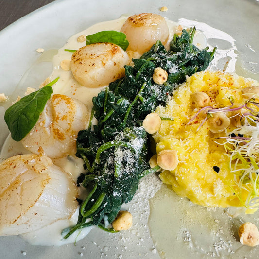 Nouvel An: Plat: Noix de Saint Jacques, crémeux aux jeunes pousses d’épinards et éclats de noisettes accompagnés de risotto aux noisettes