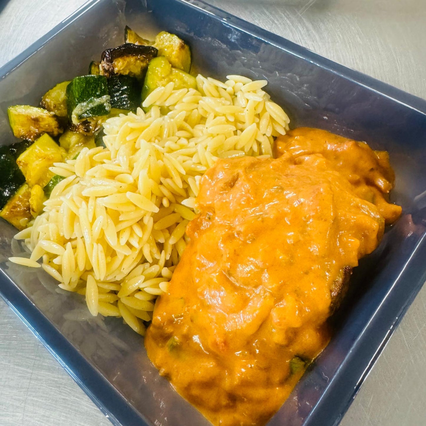 Dinsdag 01/09: Kalkoenfilet, romige tomatensaus met basilicum, gegrilde courgettes en Griekse pasta