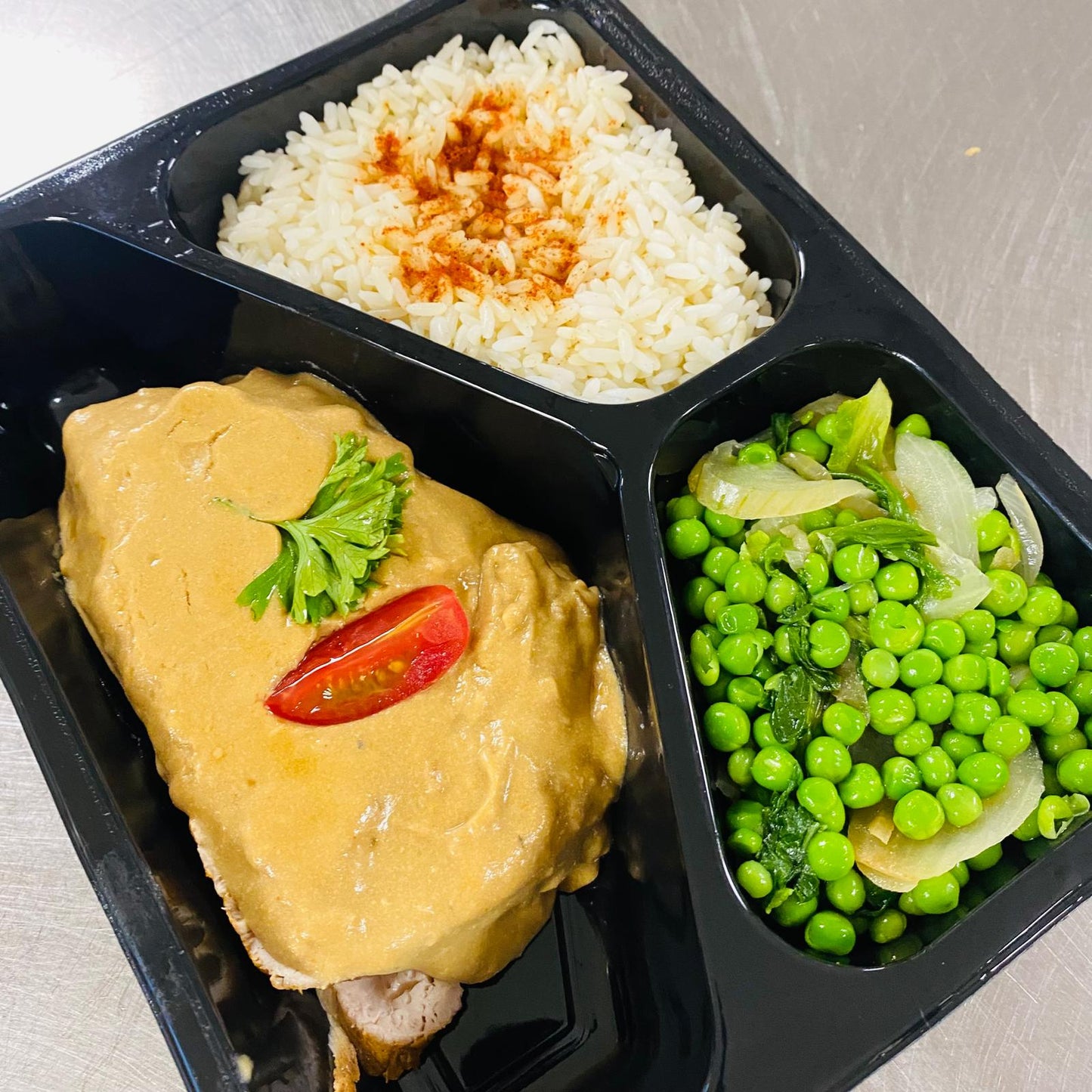 Mardi 02/09: Rôti de porc, sauce au miel et moutarde, petits pois à la française et riz