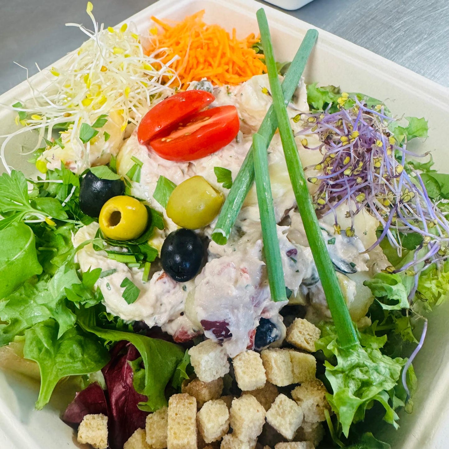 Dinsdag 01/09: Aardappelsalade met tonijn, olijven, tomaten en kappertjes