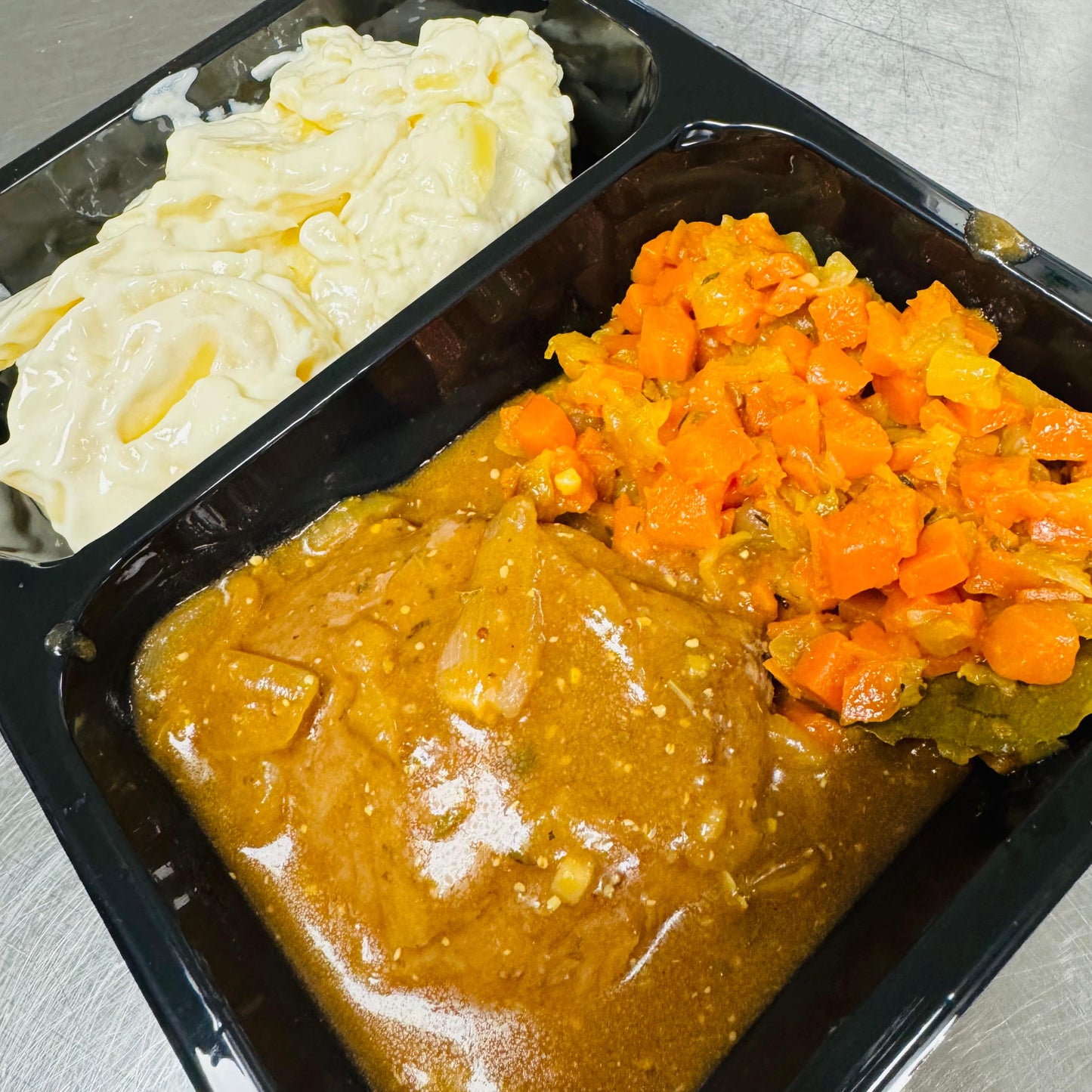 Donderdag 12/03: Lamsbiefstuk met ouderwetse mosterd-muntsaus, honingwortelen en aardappelgratin.