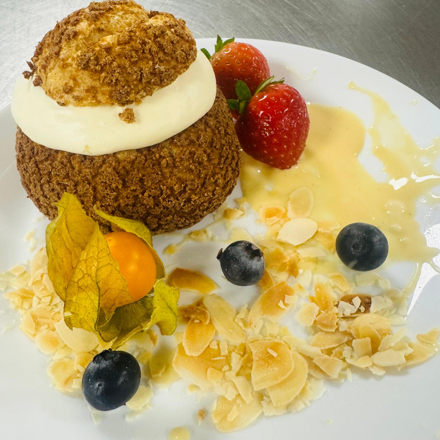 Donderdag 28/05: “Tirami-chou”: Craquelinchou met koffiesmaak, gevuld met chocolade-koffieganache en mascarponemousse