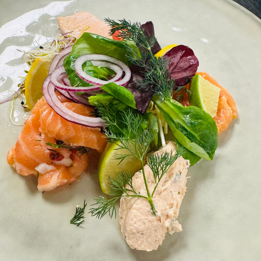 Nouvel An: Entrée: « Trilogie de saumon » : Cœur de filet de saumon légèrement fumé, escalope de saumon « Bellevue »  et saumon mariné au miel et aneth, garnitures et tranche de brioche