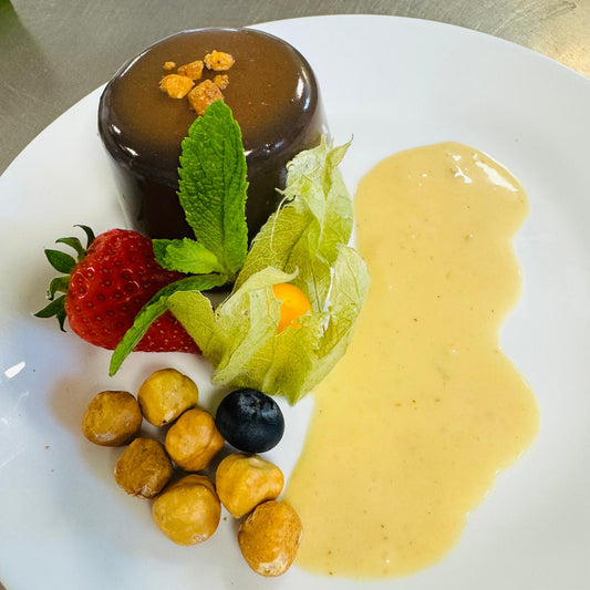 Jeudi 08/05: Absolument noisette : Base meringue, cœur coulant noisettes, éclats de noisettes et fleur de sel, mousse noisette, enrobage chocolat craquant, glaçage chocolat noisette, décor caramélisée